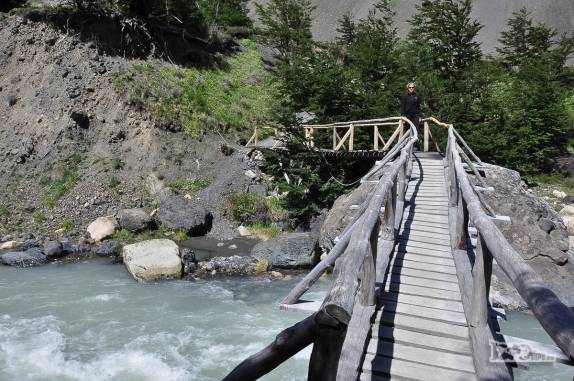 Pouco antes do Acampamento Chileno, atravessando o rio Ascencio, no Parque Nacional Torres del Paine, no sul do Chile